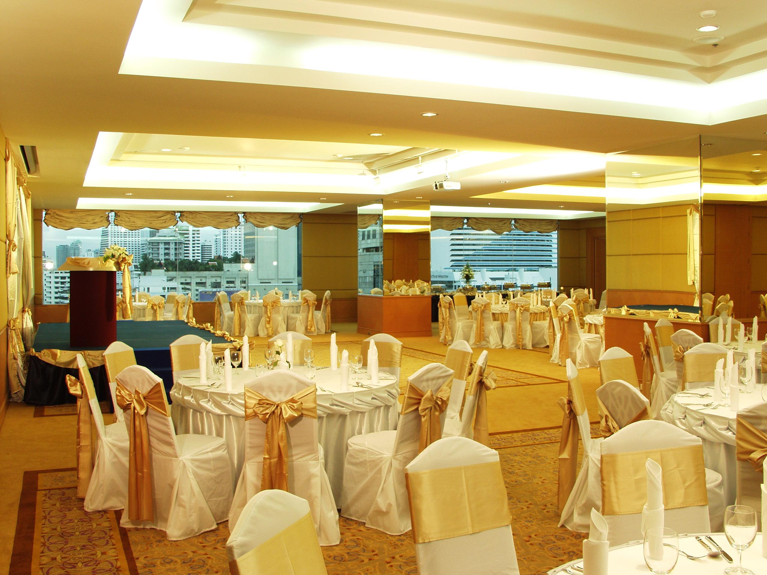 曼谷茉莉城市酒店【SHA Plus+】 外观 照片 A wedding reception at the Royal Thai Navy Convention Center